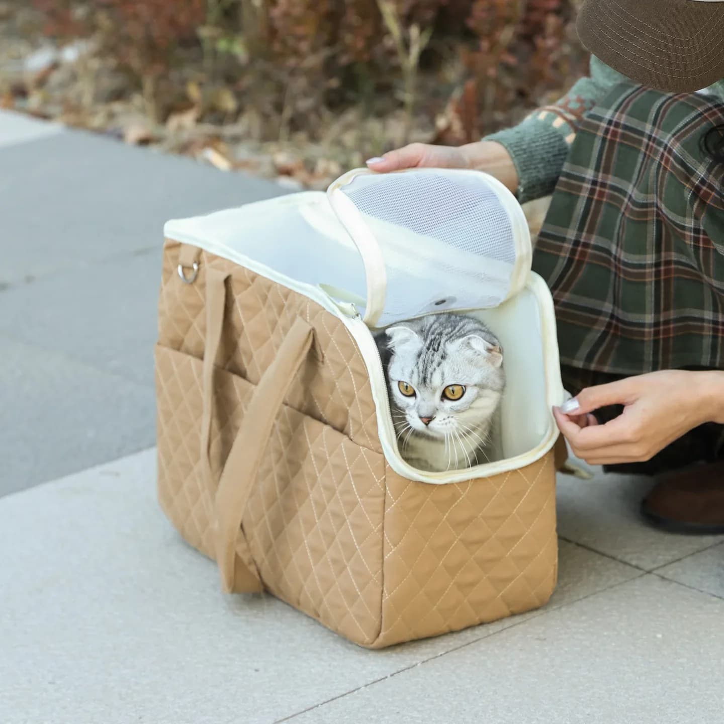 Portable Cat Carrier Lightweight Backpack for Outings Socialization-Friendly Pet Carrier for Cats And Dogs Warm Pet Carrier