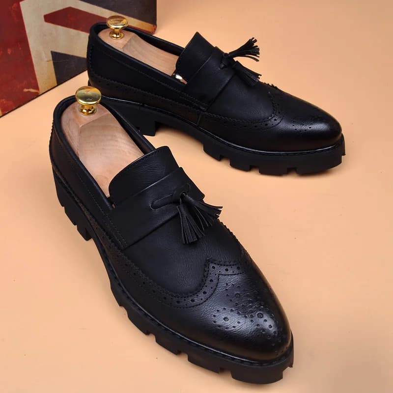 uomo casual business matrimonio abito formale in pelle di mucca nappe scarpe slip-on brogue scarpa piattaforma nera mocassini bullock zapatos