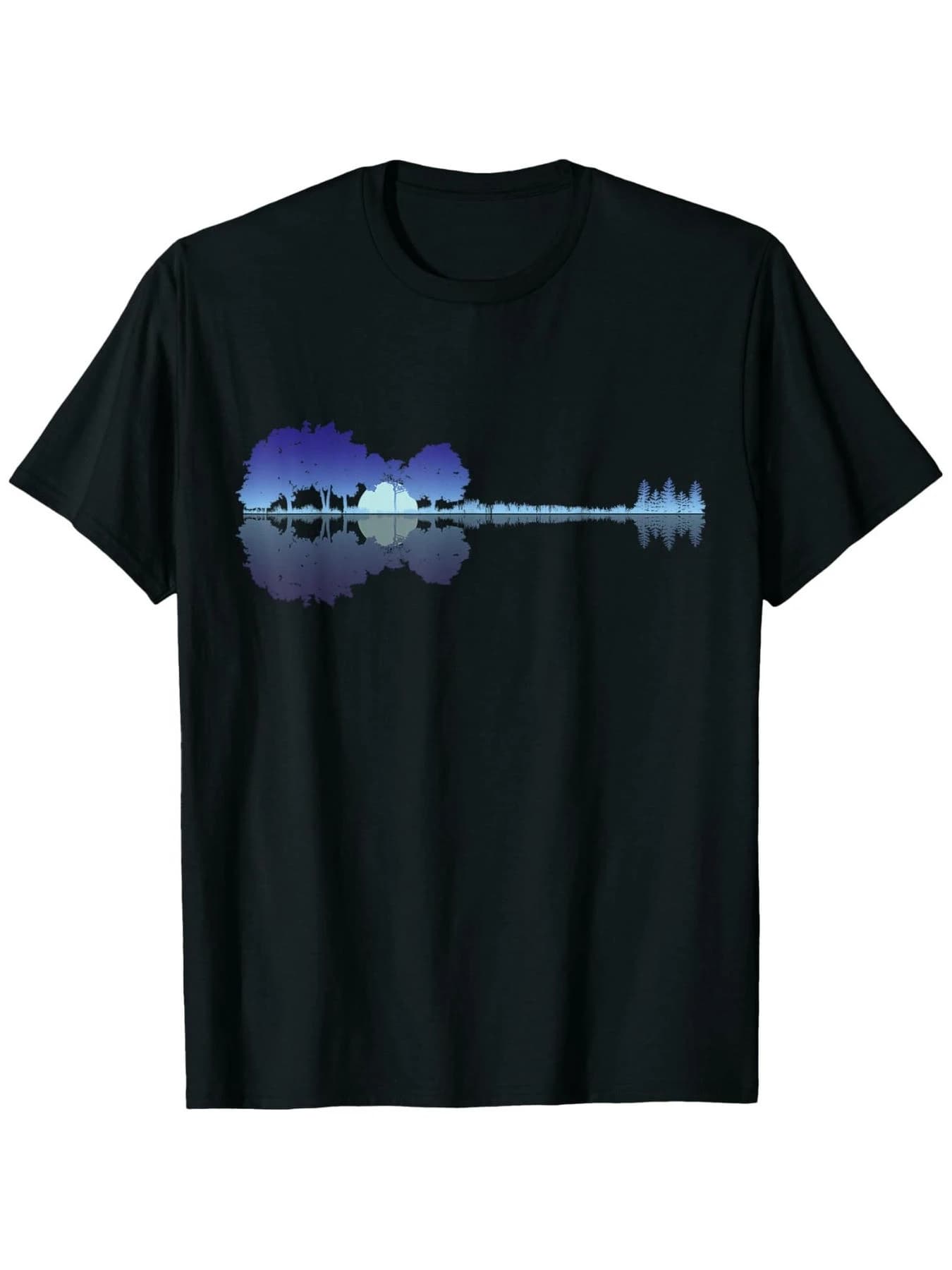 T-shirt nera da uomo con grafica a silhouette di chitarra | Sfumatura serena di paesaggio viola e blu con riflesso dell'acqua