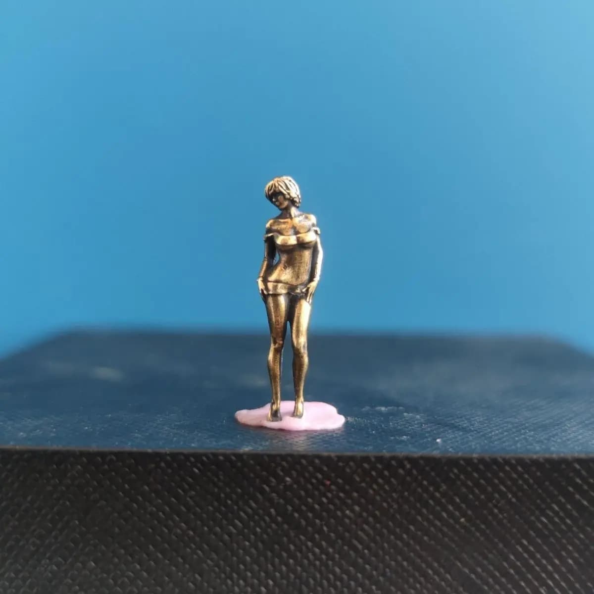 Costume da bagno da spiaggia per bambola in ottone Modello di auto femminile sexy Modello in miniatura Paesaggio Sandbox Produzione di scene Alta precisione