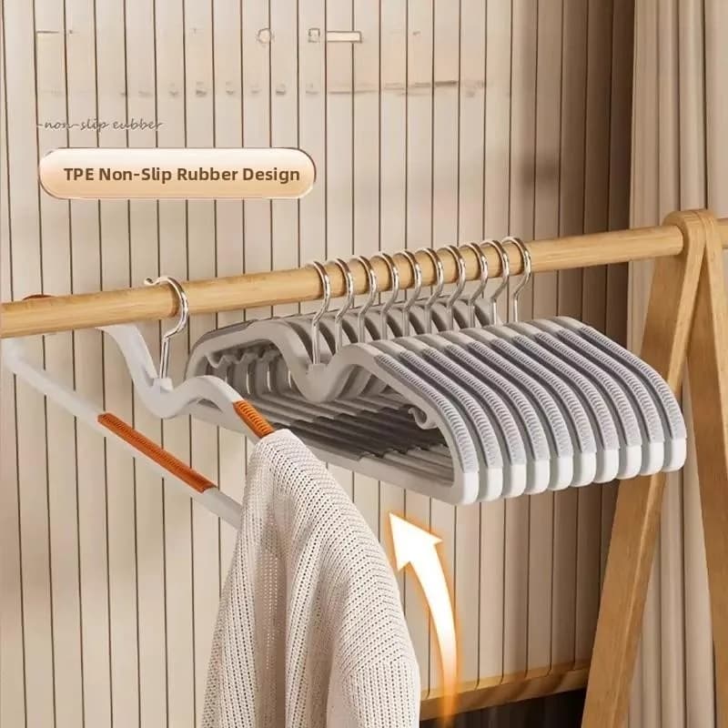 Short neck plastic hanger for domestic use, space saving, non-slip, seamless, low-profile, tight, to dry silk clothes