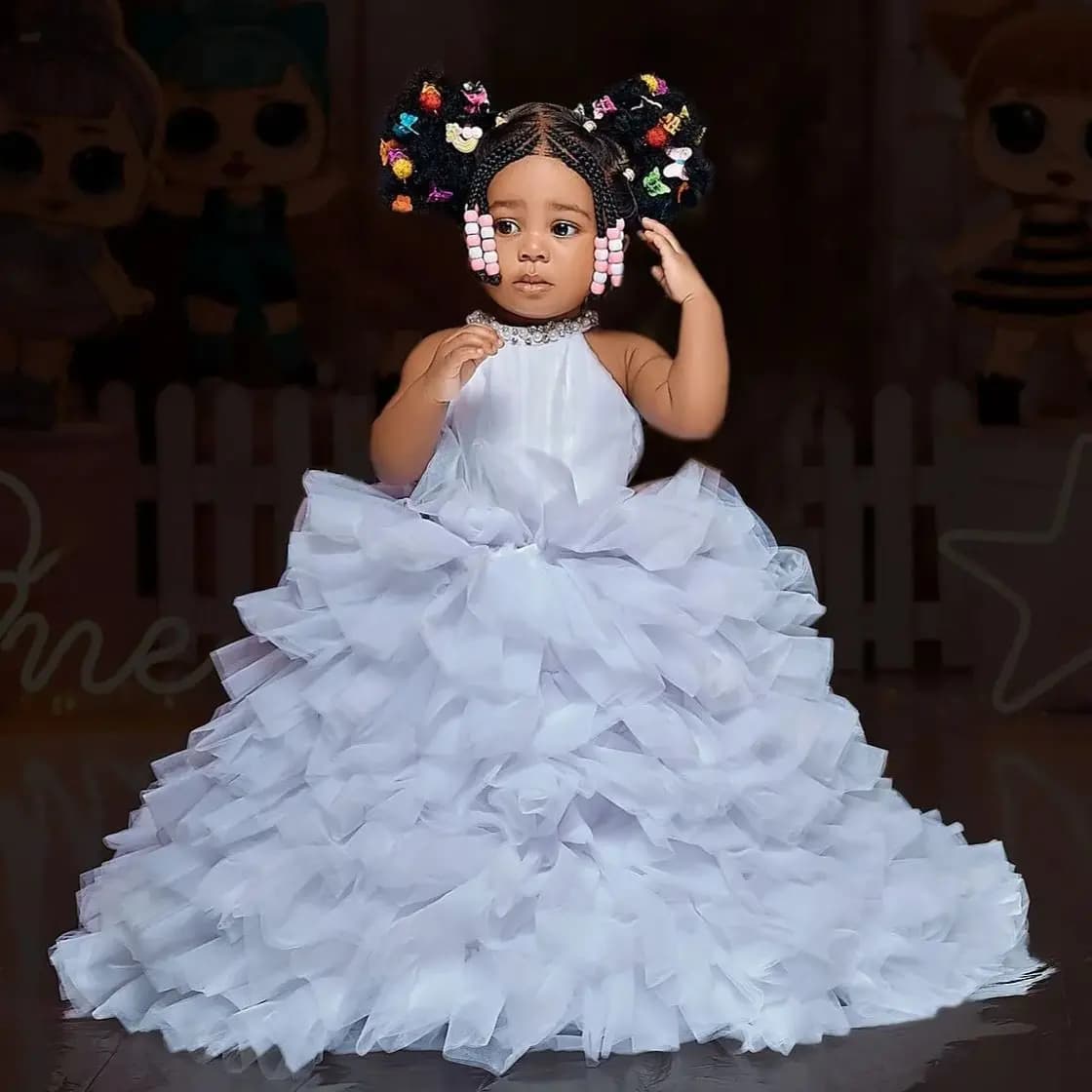 Abiti da compleanno per ragazze bianche da principessa. I bambini indossano abiti da ragazza di fiori a strati personalizzati per abiti da prima comunione per matrimoni