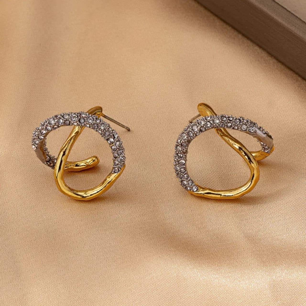 Orecchini irregolari con diamanti pieni placcati in oro e rame per il tempo libero di tendenza della moda europea e americana