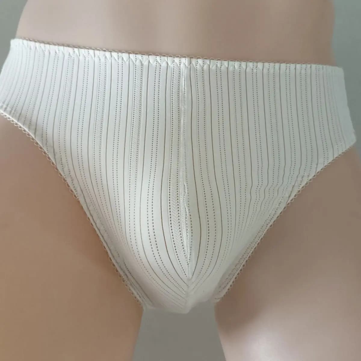 Slip da uomo di colore beige con design a righe, elastico, vita media