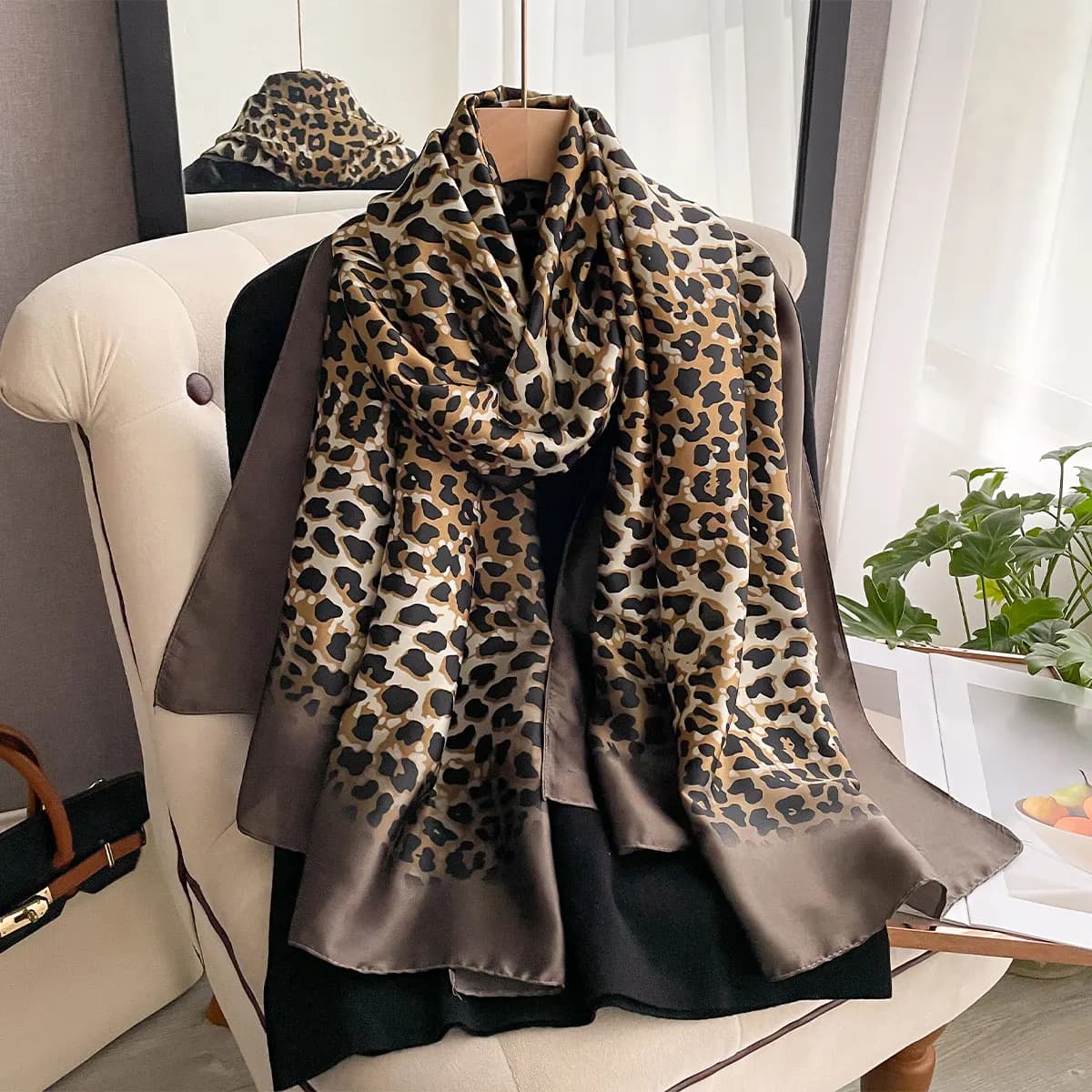 2025 marchio di lusso primavera estate autunno abbigliamento donna nuova moda abbinamenti di colori sciarpa di seta stampata Lady popolare Turba