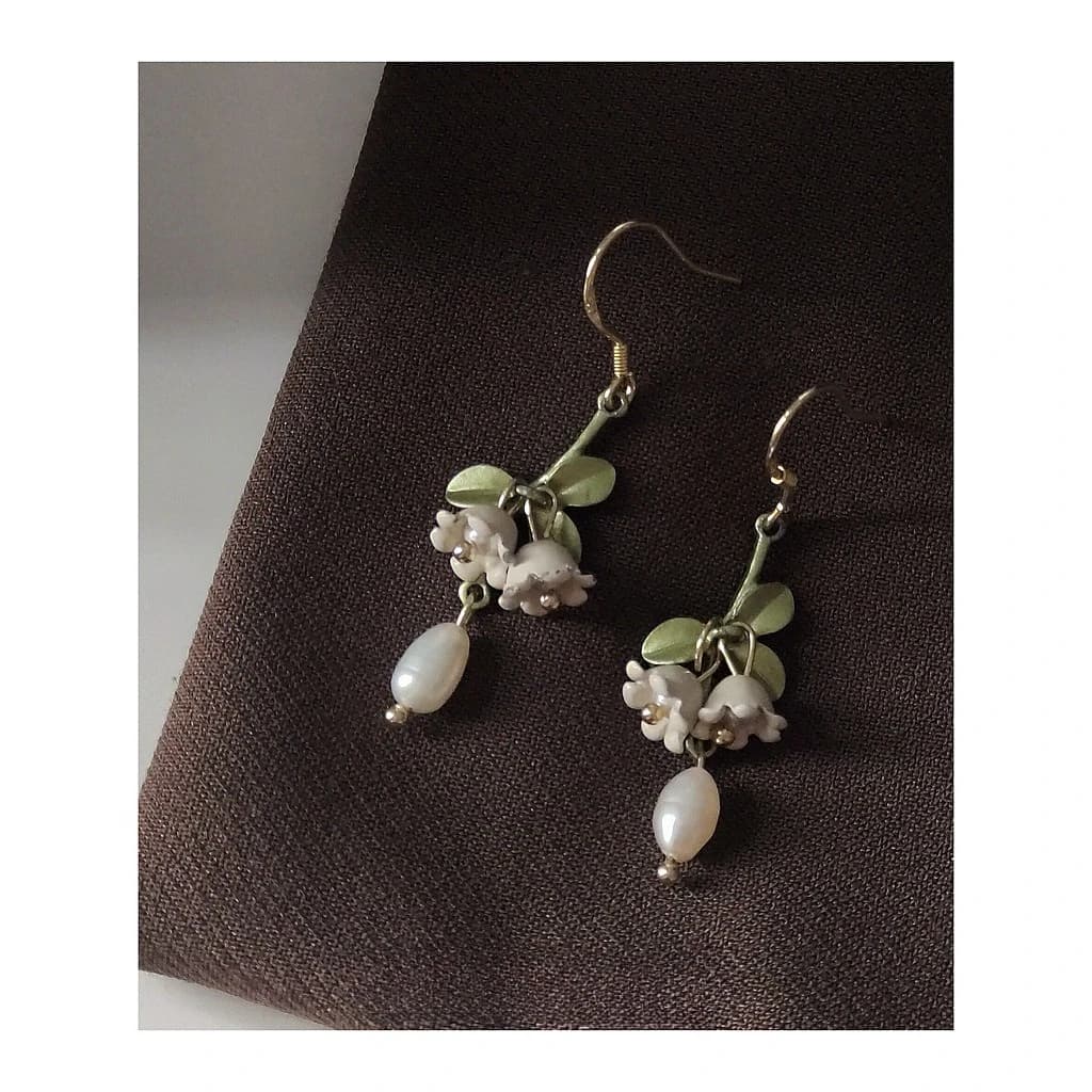 Orecchini di Perle d'Acqua Dolce a Forma di Mughetto per Donne, Perle Irregolari con Perno Placcato Argento, Gioielli Artigianali in Stile Pastorale