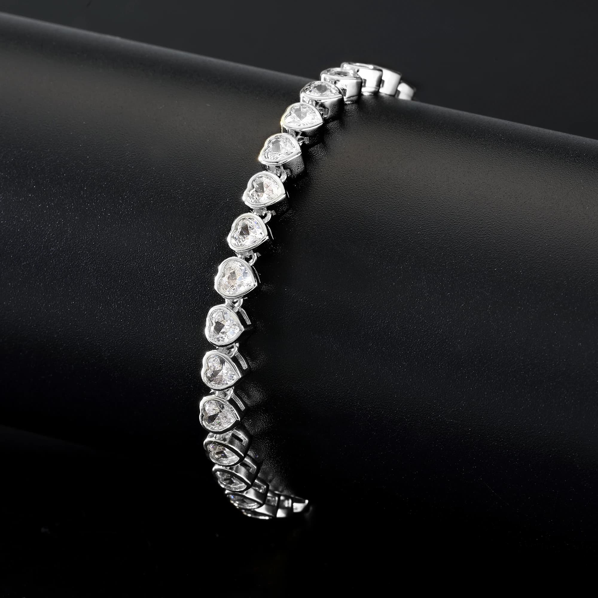 Bracciale Vientiane con zirconi Gioielli da donna con pietre preziose a forma di cuore placcati in oro bianco 18 carati