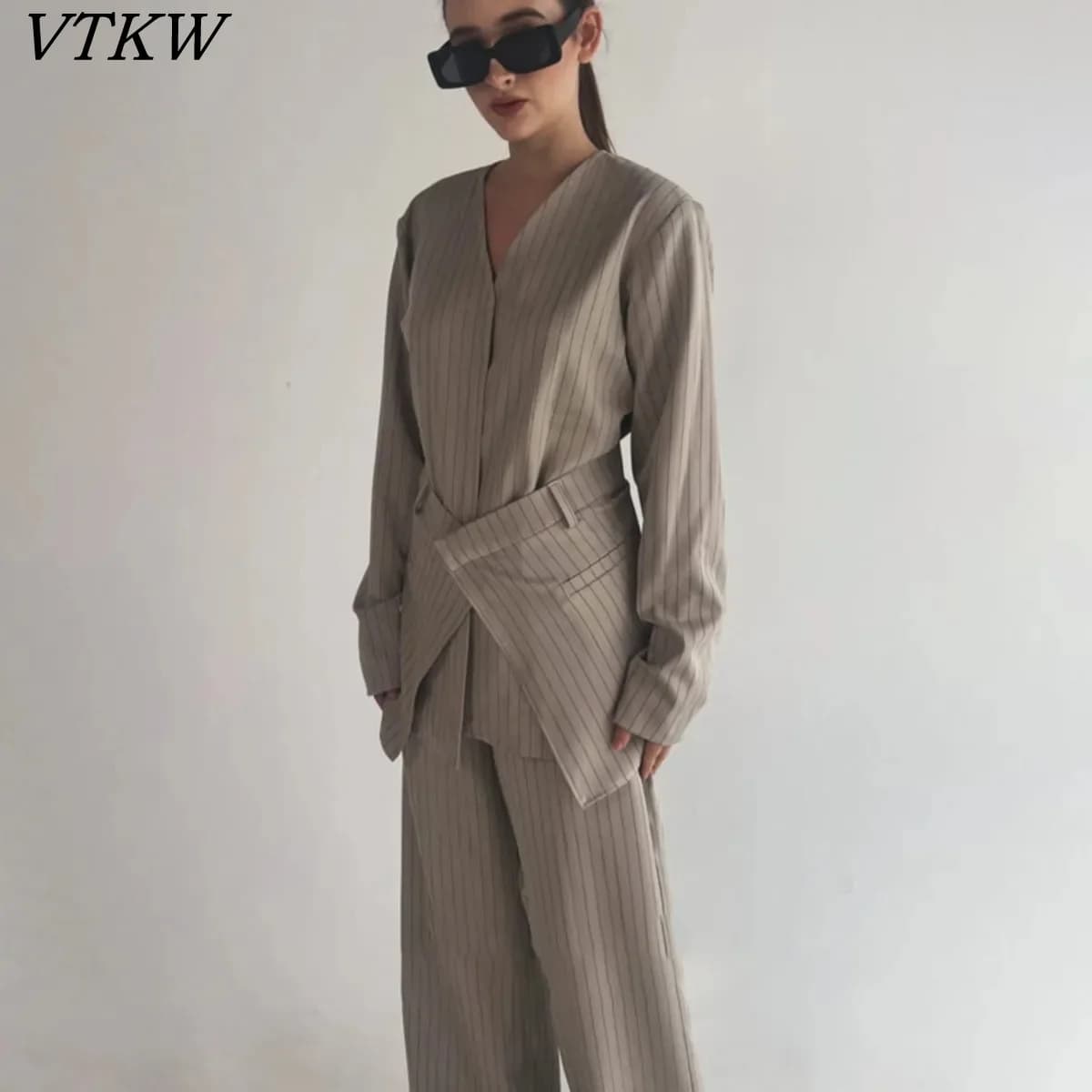 VTKW 2026 Nuovo Completo Donna 2 Pezzi: Blazer a Righe con Scollo a V e Cintura, Pantaloni a Gamba Larga con Orlo Asimmetrico, Colore Taupe