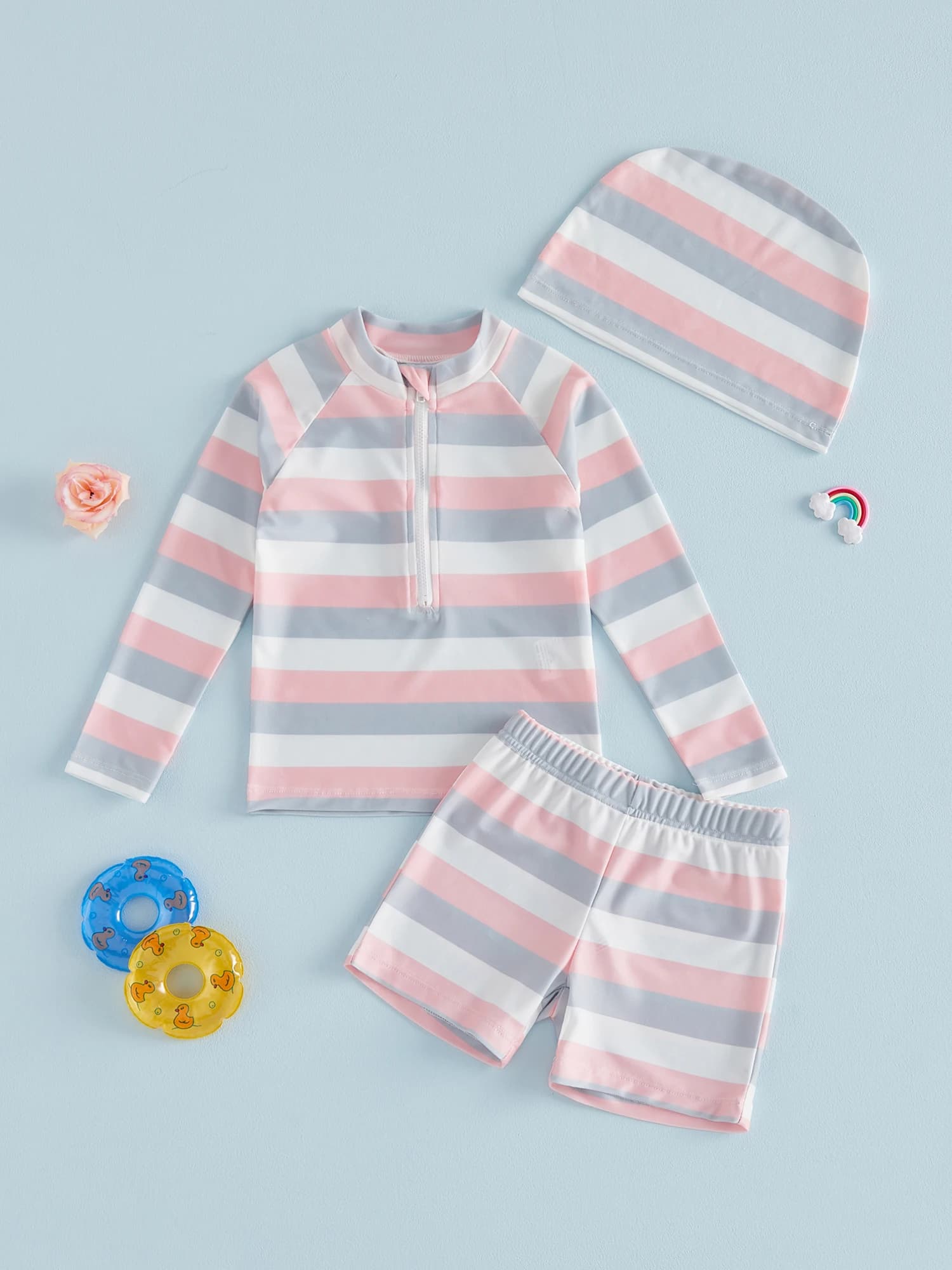 Costumi da bagno Rash Guard per bambina con stampa floreale, top a maniche corte e pantaloncini con volant, set che include un cappuccio da nuoto -