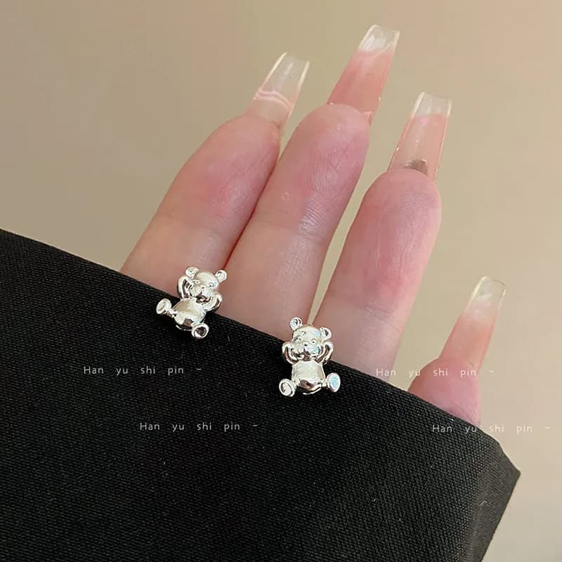 I nuovi orecchini a bottone originali con orsetto in argento simpatico cartone animato sono alla moda, semplici e piccoli, e non hai bisogno di scegliere l'argento nee