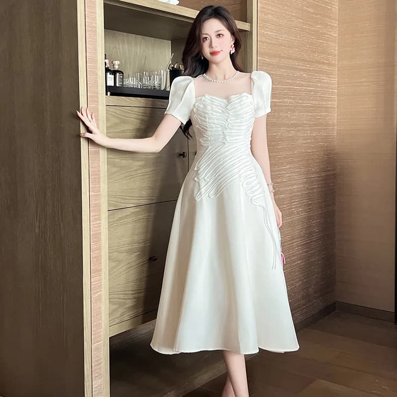 Abito con gonna a balze 2026, nuovo abbigliamento estivo da donna, design francese, vestito bianco con vita a pendolo 9892