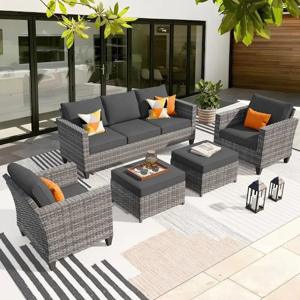 Set di mobili da giardino, divano in vimini da esterno in 5 pezzi con sedie, pouf e comodi cuscini, in rattan resistente alle intemperie con schienale alto
