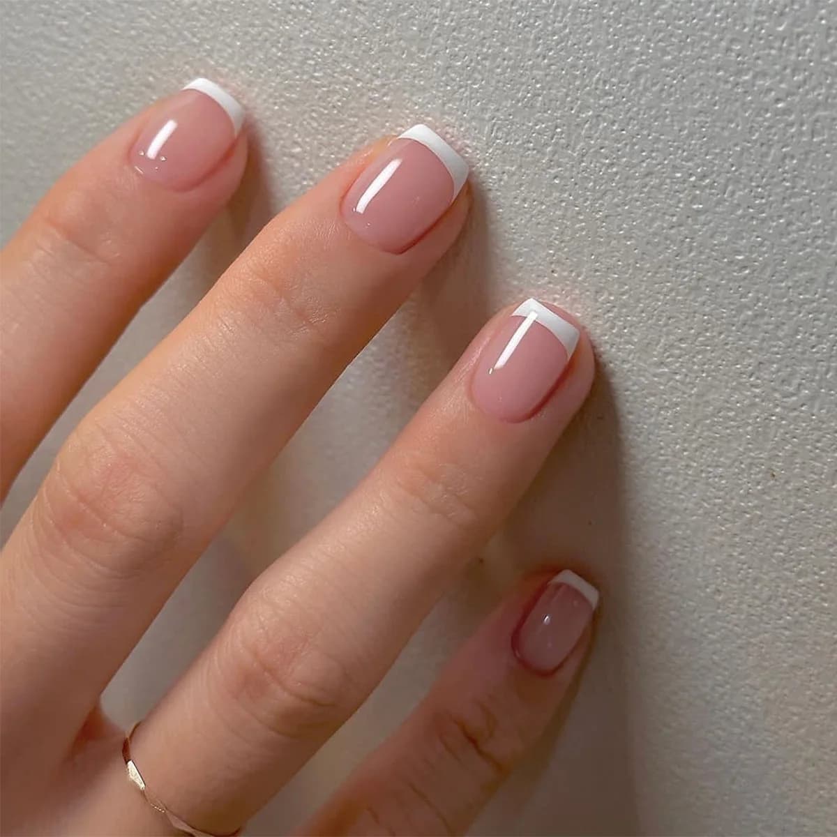 Set of 24 Short Nails for Women and Girls, Nails Squares Nude Francesi, Bianche Tips, Y2K Style, Acrylic Nails