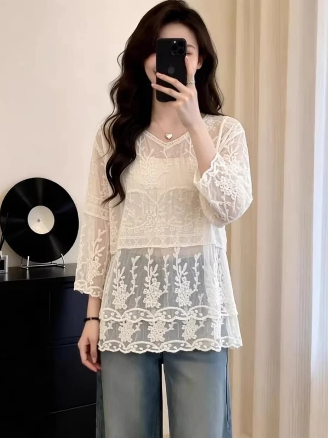 Camicia estiva da donna taglie forti in pizzo stile delicato, con maniche a sette quarti, volant e inserti, protezione solare, taglie grandi