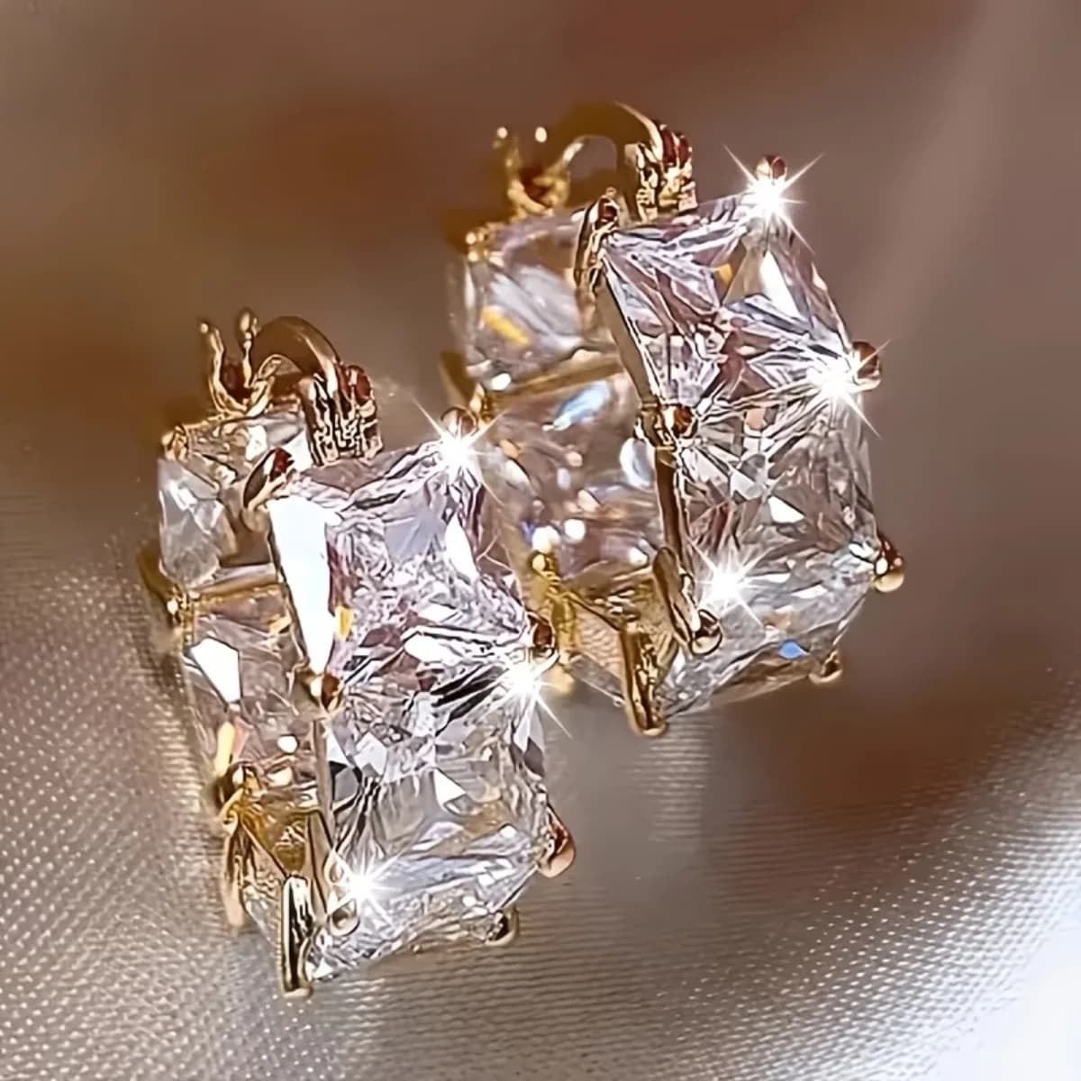 Un paio di eleganti orecchini quadrati scintillanti, alla moda ed economici, perfetti per l'uso quotidiano e lo styling quotidiano.