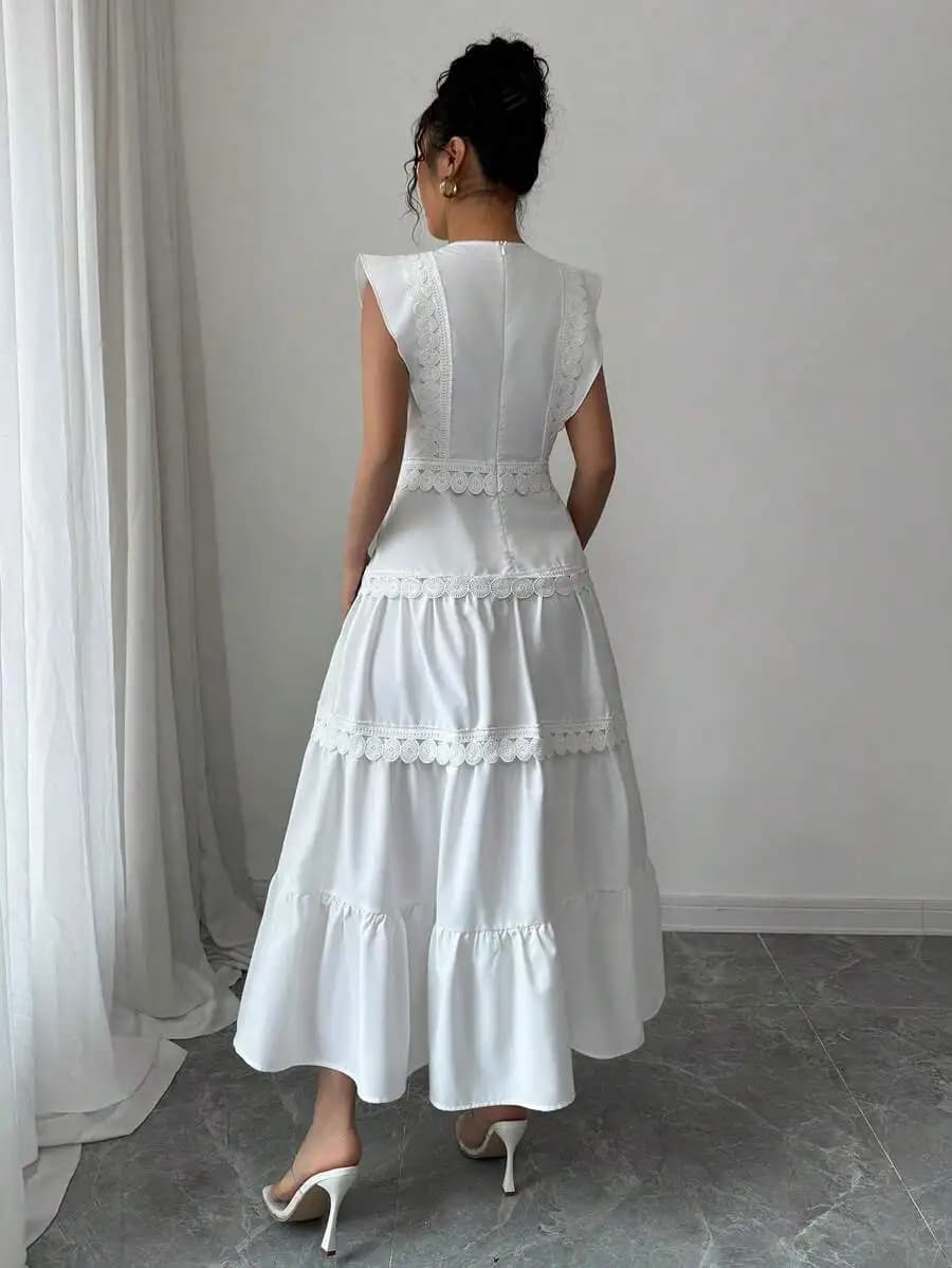 Abito midi bianco a strati con finiture in pizzo, scollo rotondo senza maniche, gonna fluida