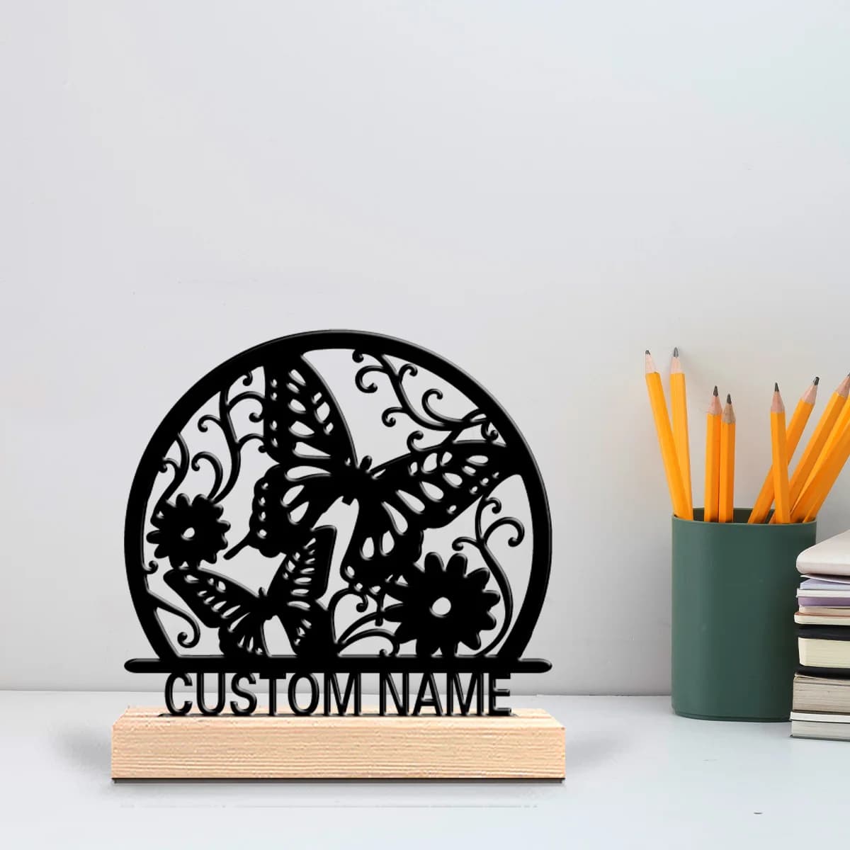 1 statuetta in metallo personalizzata con farfalle e fiori, con base in legno, decorazione da tavolo, elementi naturali e personalizzabili