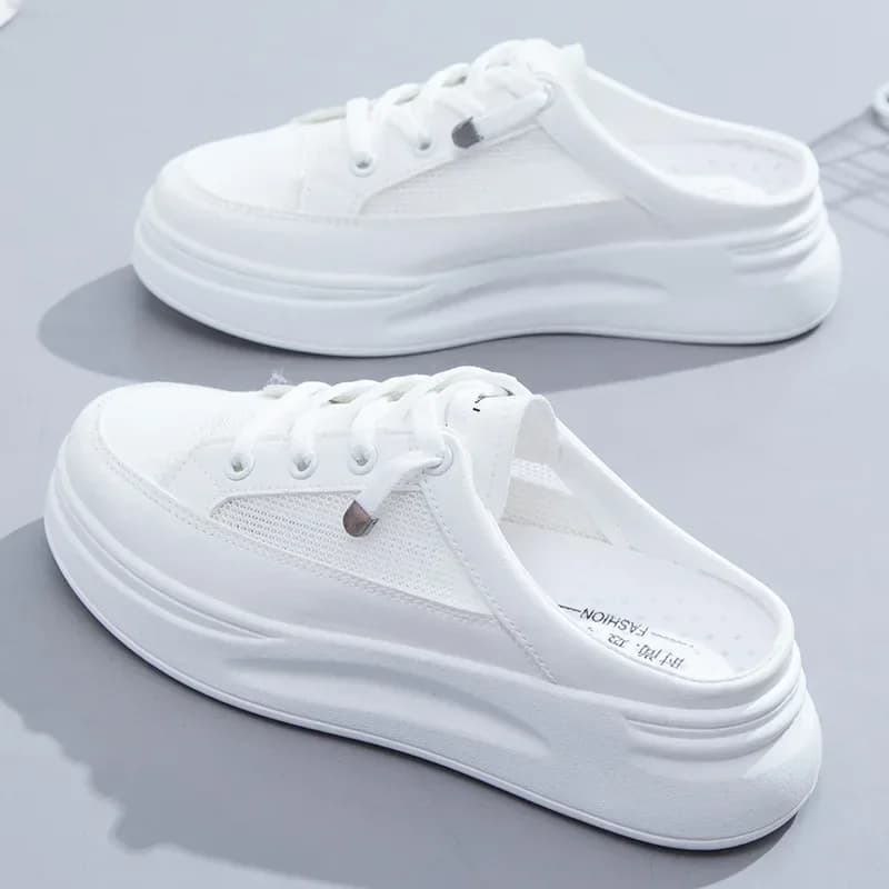 Sandali da donna casual alla moda 2026, di tendenza, con punta tonda e design a mezzo sabot, nuove scarpe estive piatte bianche traspiranti in mesh Baotou