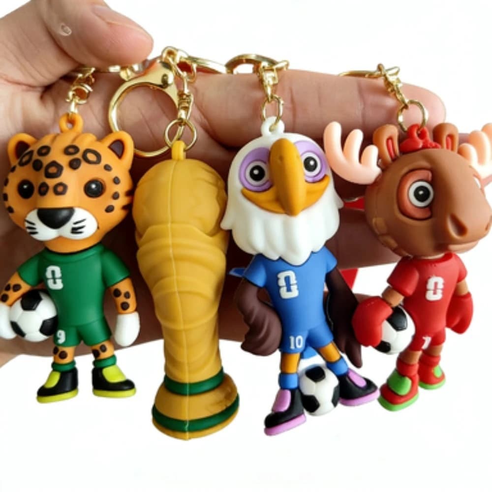 Prodotti correlati all'evento calcistico 2026, inclusi mascotte, statue, portachiavi e braccialetti