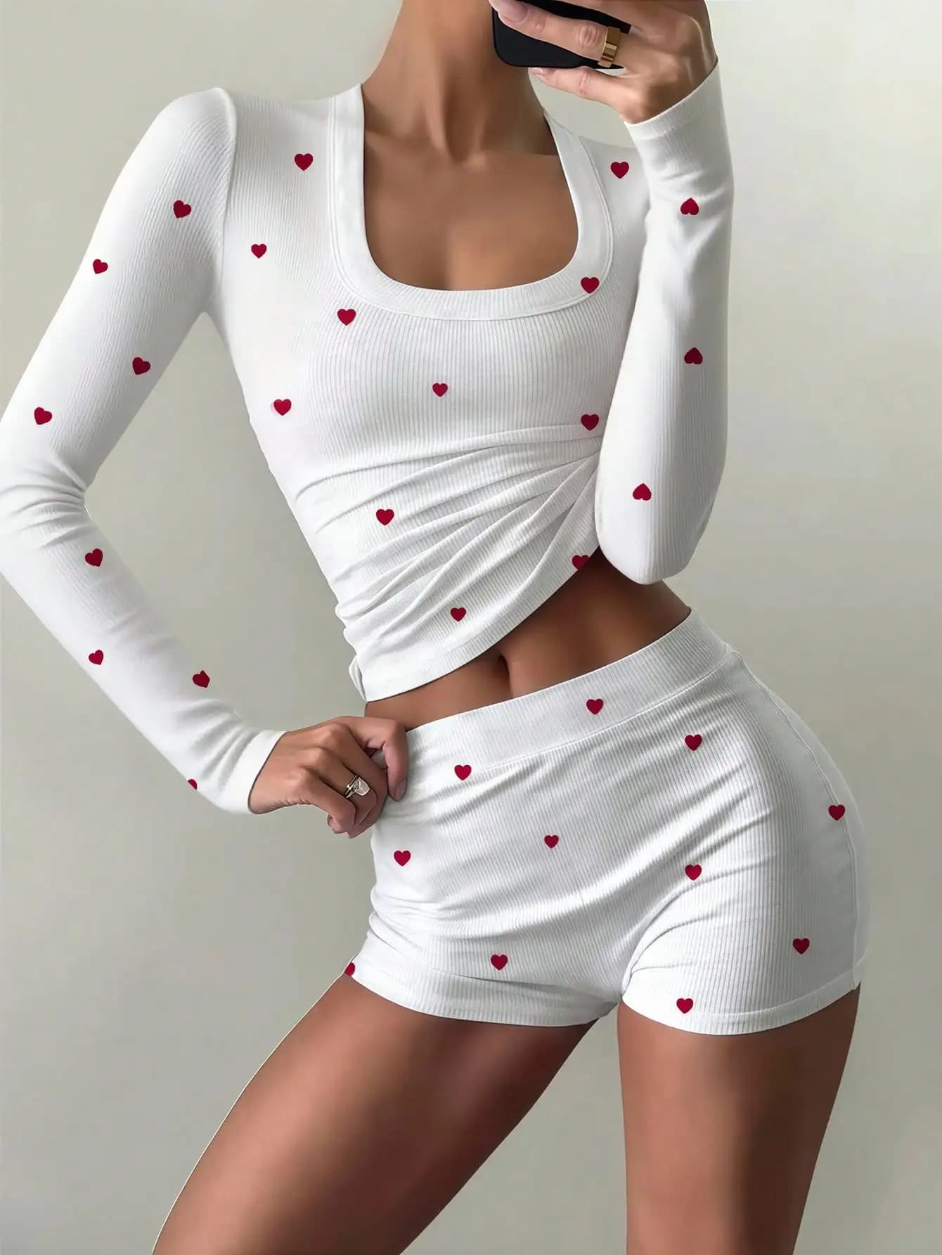Set da donna con top corto a maniche lunghe e pantaloncini con stampa di cuori bianchi, abbigliamento da casa in maglia a costine