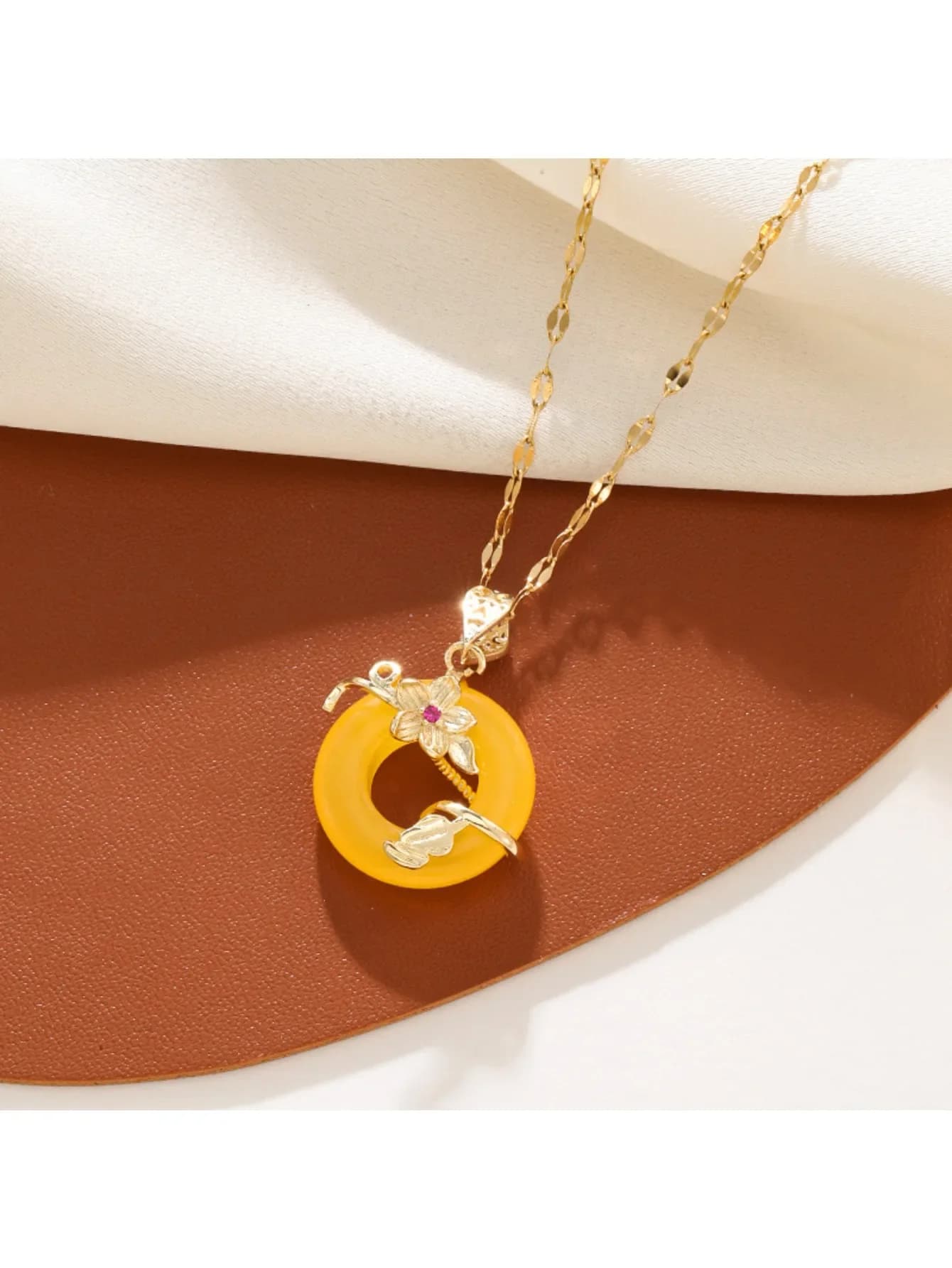 Light luxury necklace with zircons, 18K gold plated titanium steel chain, high-end clavicle chain that does not fade