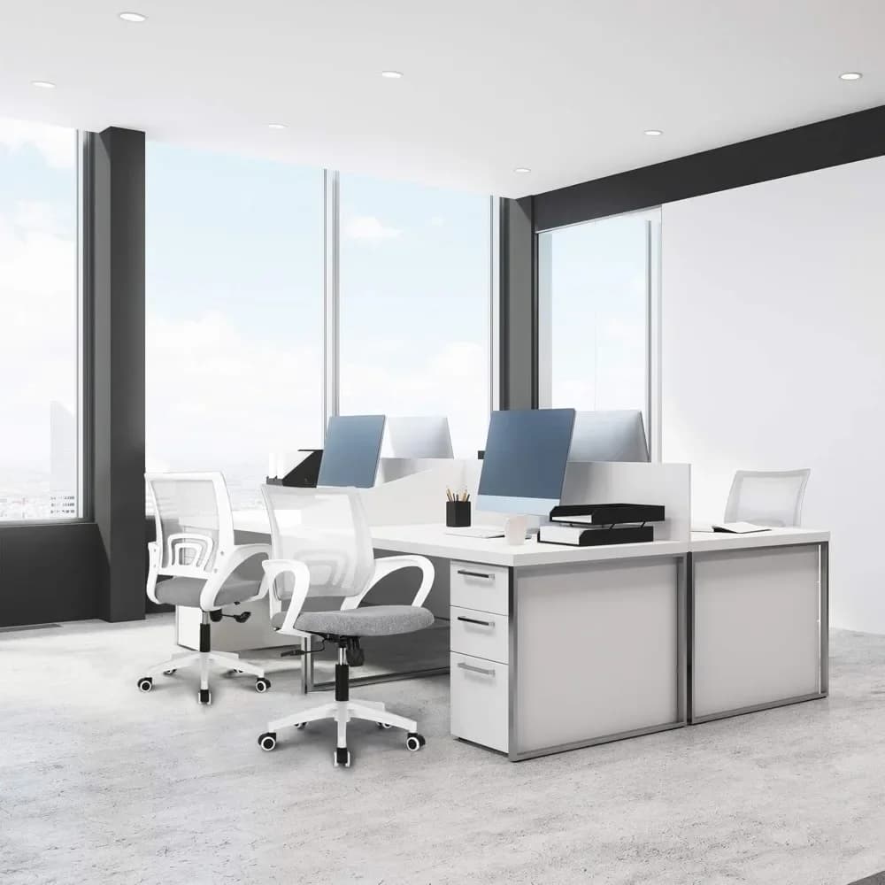 Una sedia da ufficio ergonomica, cuscino dello schienale, supporto per la vita con ruote, comoda sedia da ufficio