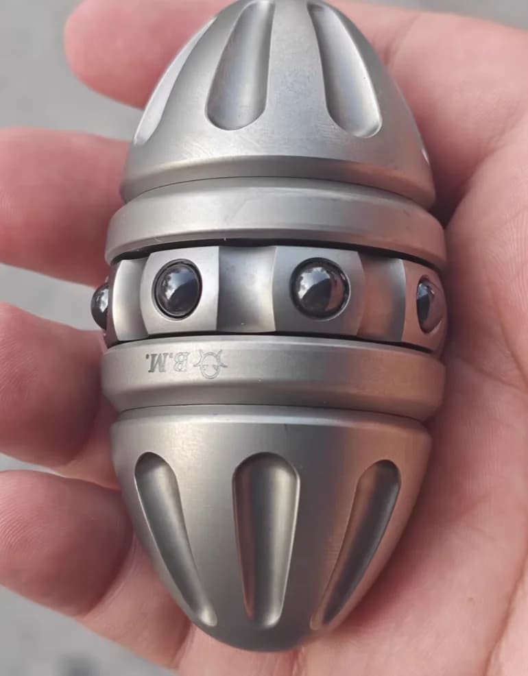 Giocattolo di decompressione fidget spinner in lega di titanio con uovo a verme EDC BM usato
