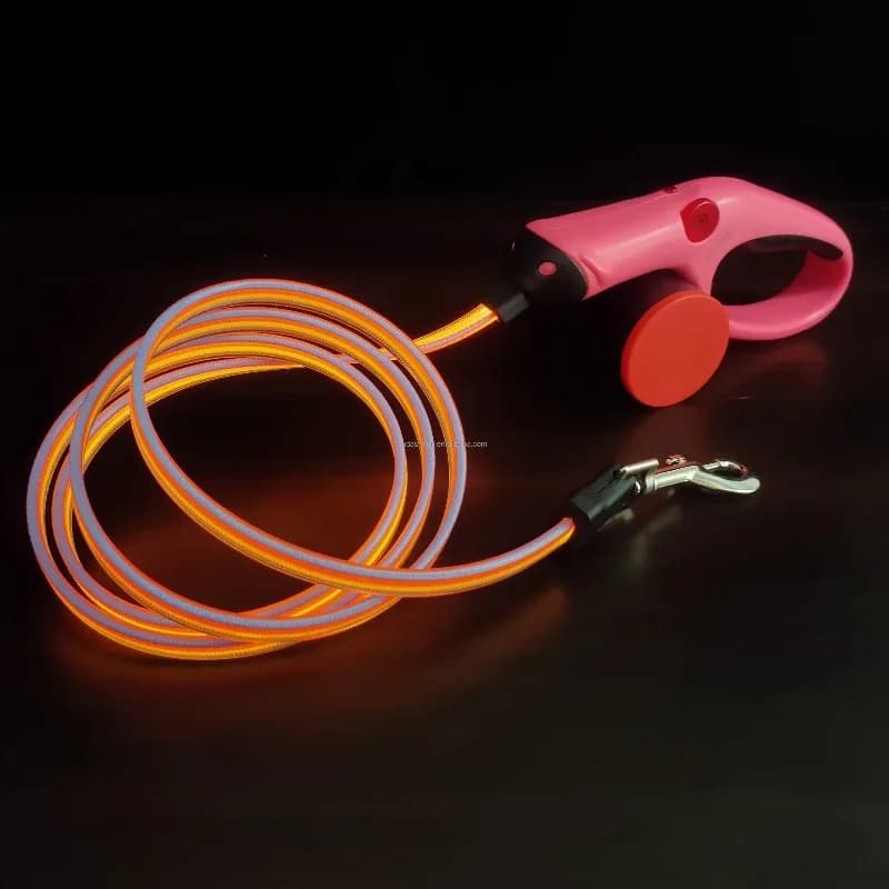 Elegante guinzaglio per cani al neon con un bellissimo bagliore per la camminata oscura, perfetto arredamento per feste per i proprietari di animali domestici