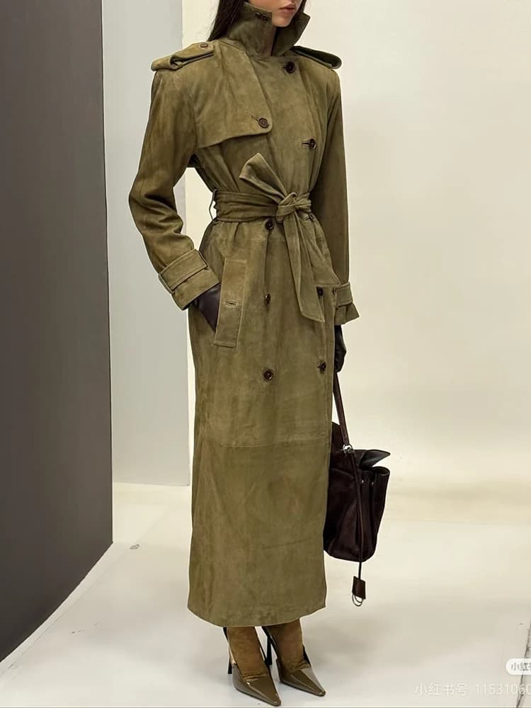 Trench lungo in finta pelle scamosciata, una giacca da donna elegante e versatile, dal taglio ampio, con colletto a revers e cintura.