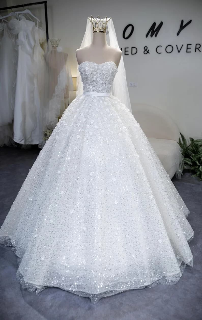 Nuovo Abito da Sposa Principessa Scintillante con Gonna a Palloncino, Senza Spalline, con Scollo a Cuore, Perline e Applicazioni in Cristallo, Personalizzabile