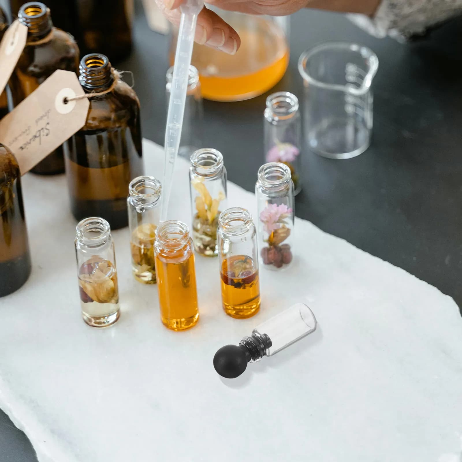 150 Pezzi Mini Flaconi in Vetro da 0,5ml per Campioni di Profumo con Tappi a Sfera, Bottiglie Ricaricabili a Prova di Perdite per Oli Essenziali da Viaggio