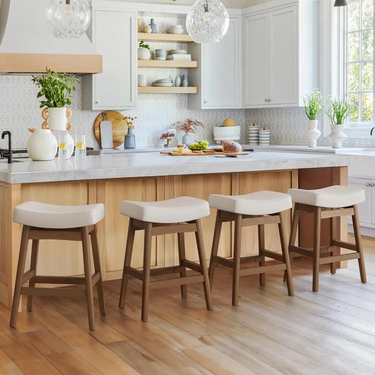 Set di 4 Sgabelli da Bar, Sgabelli con Gambe in Legno Robuste, Seduta a Sella, Altezza Bancone per