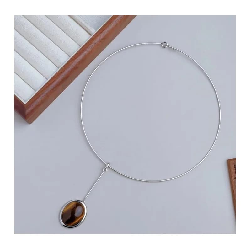 Collana girocollo di lusso leggero con design di nicchia in lega naturale e pietra occhio di tigre, gioiello di alta gamma, catena versatile per clavicola