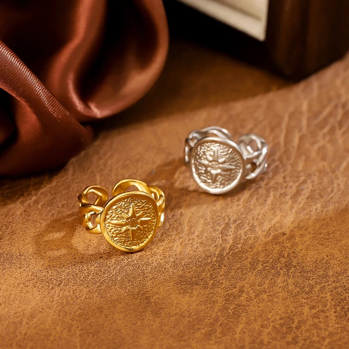 Anello in acciaio inossidabile placcato oro con luce solare di lusso leggera, metallo pesante impermeabile e che non sbiadisce, con anello per dito regolabile