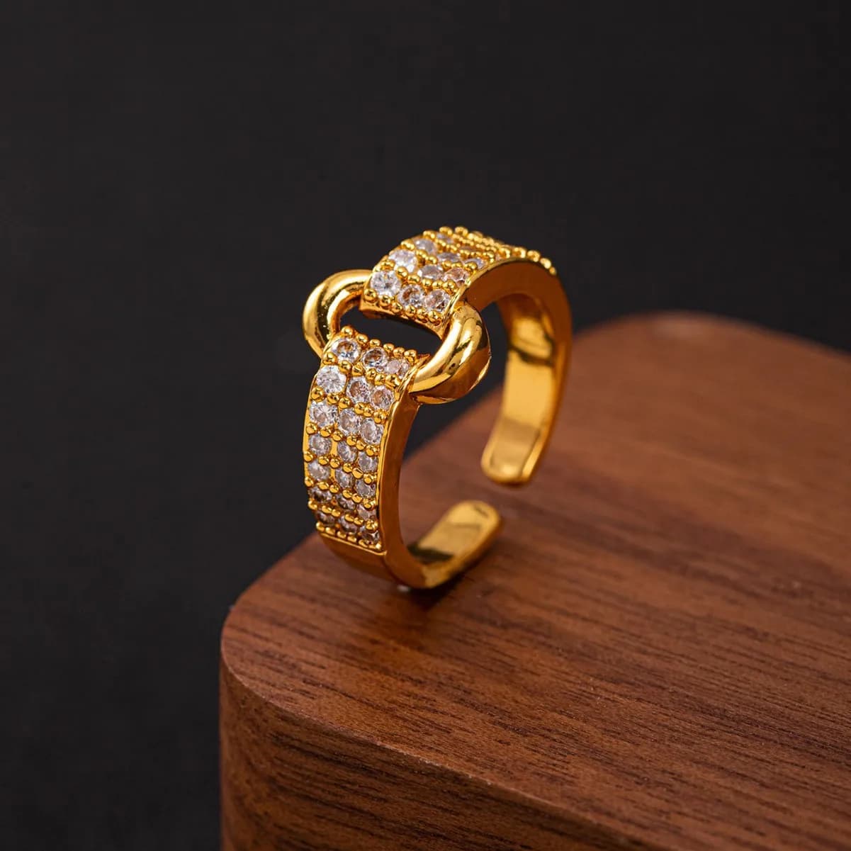 Anello versatile di nicchia di alta gamma, stile hip-hop europeo e americano, di lusso discreto, con design geometrico cavo, doppia fibbia, tempestato di zirconi, vendita all'ingrosso per live streaming.