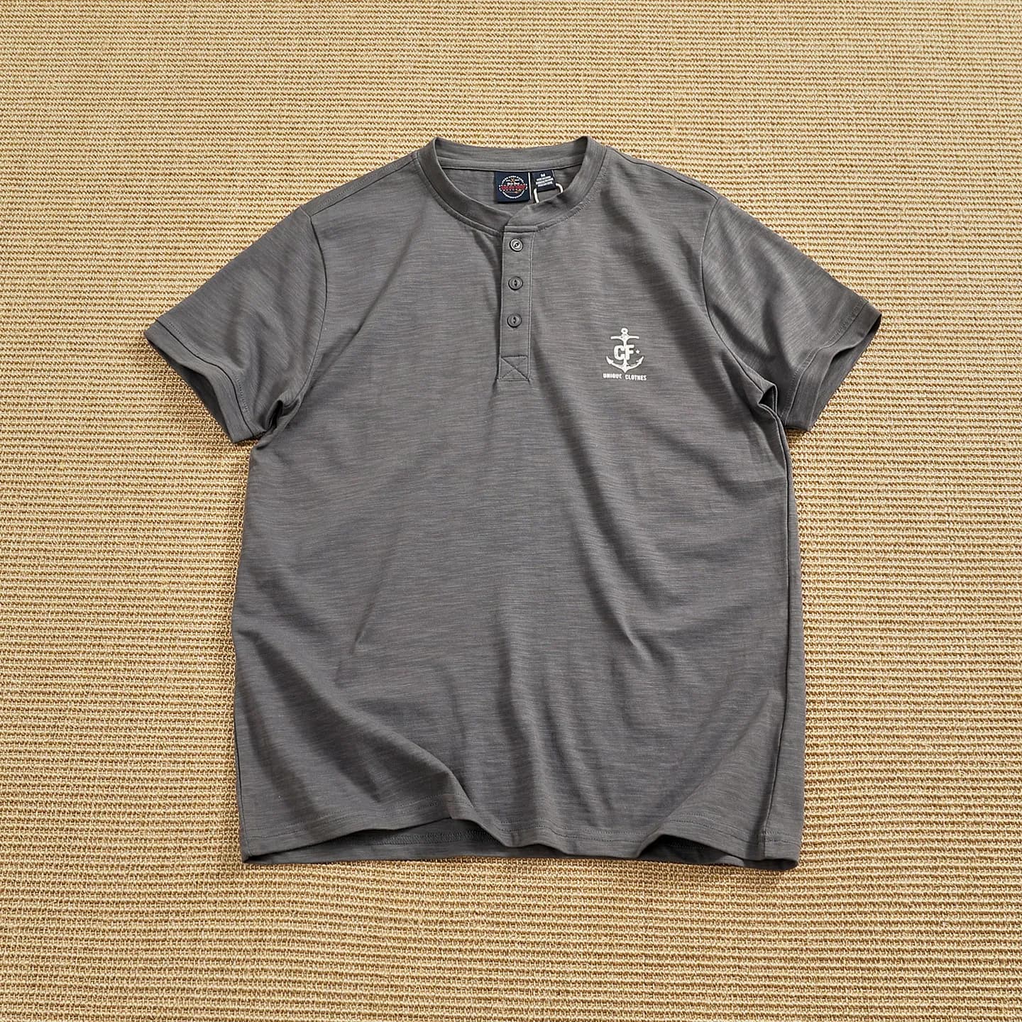 T-shirt a maniche corte da uomo in cotone 100% americano, stile casual con colletto Henley, effetto distressed e traspirante.