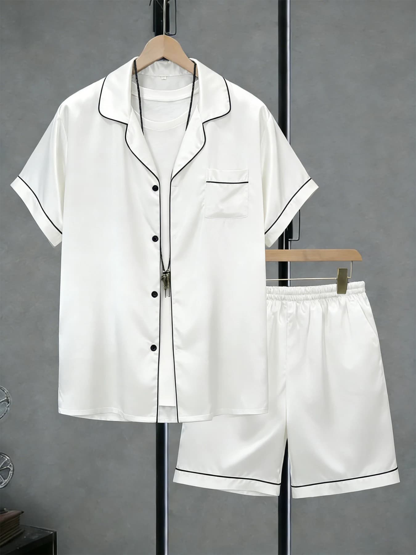 Pigiama Estivo da Uomo in Raso: Set con Camicia a Maniche Corte e Pantaloncini, Abbigliamento da Notte Setoso e Confortevole