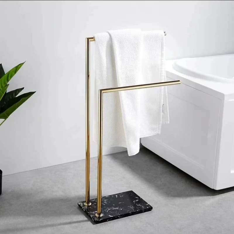 Portasciugamani da terra di lusso per hotel con base in marmo, finitura oro spazzolato, con ripiano portaoggetti