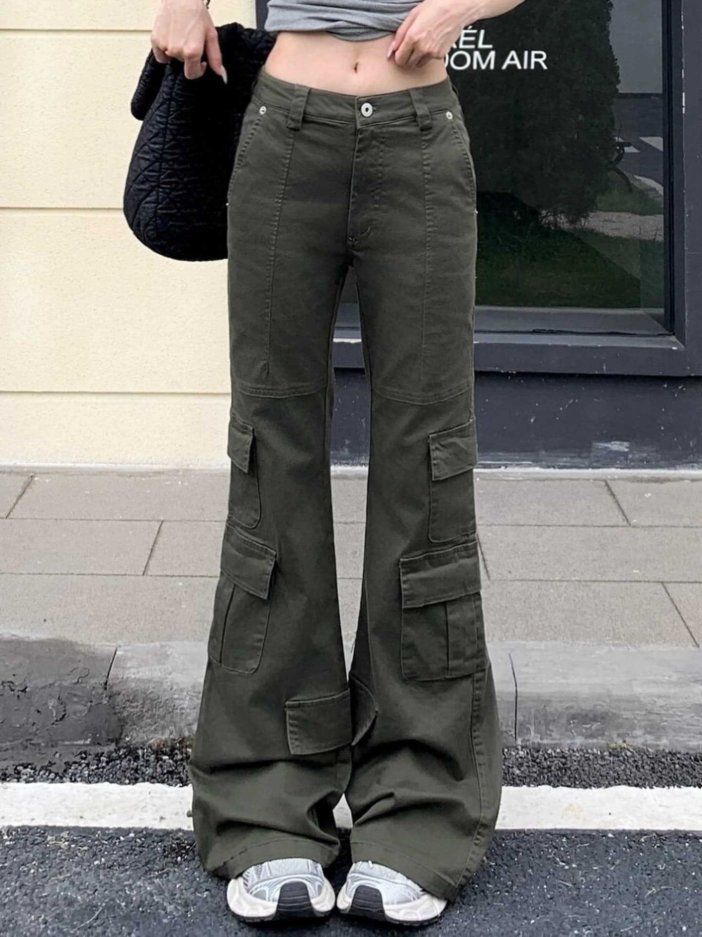 Pantaloni a zampa slim fit verde militare da donna, jeans versatili snellenti, stile casual, vita naturale, in denim di cotone