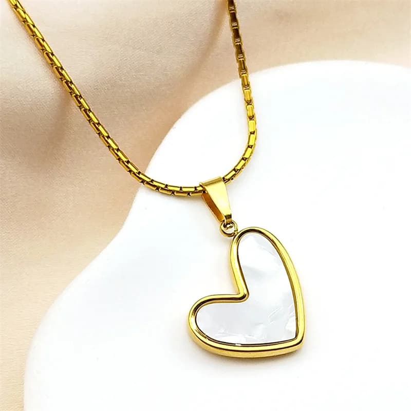 Collana con ciondolo a forma di cuore in acciaio inossidabile con conchiglia naturale bianca smaltata Accessori attraenti per gioielli a catena squisita alla moda da donna