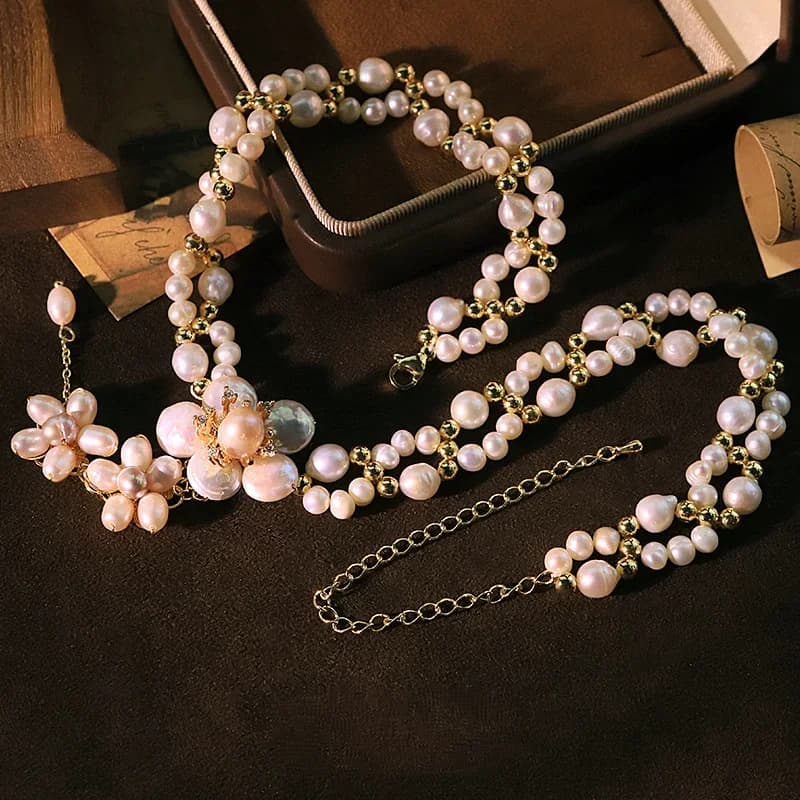 Collana con Ciondolo a Fiore di Perle per Donne, Girocollo Versatile, Catena per Clavicola, Accessori di Design, Regali