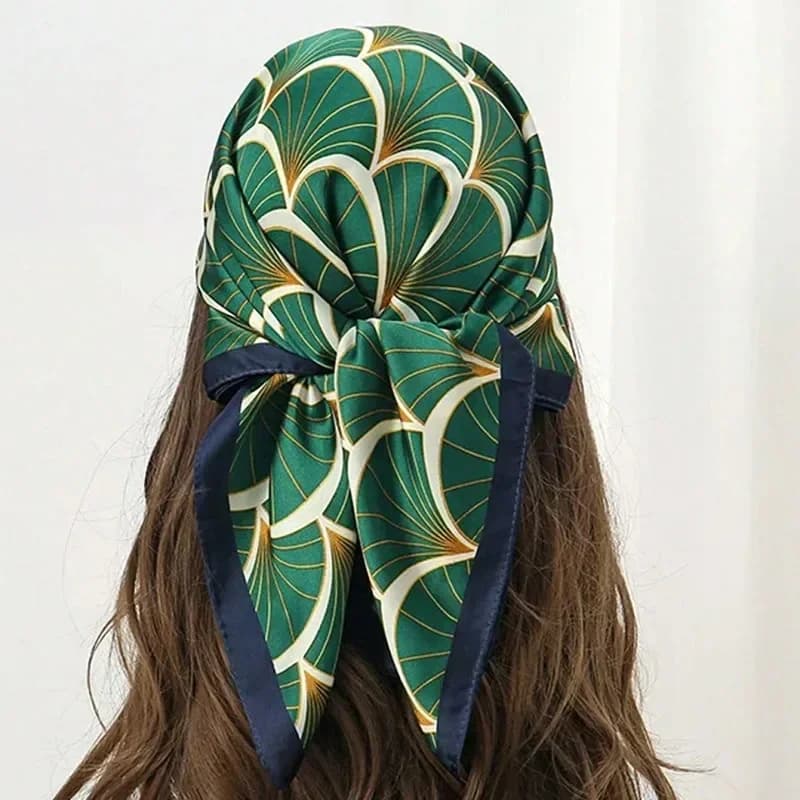 Sciarpa quadrata imitazione seta satinata con stampa di lusso Scialle da donna Fazzoletto da collo Hijab Fascia per capelli femminile Fascia per capelli Moda Wrap Bandana