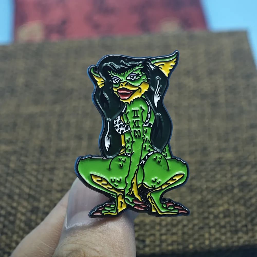 Sexy Greta Femme Spille smaltate Anni '80 Film horror Gremlin Spilla in metallo Cartoon Anime Distintivo Gioielli di moda Zaino Accessorio regalo
