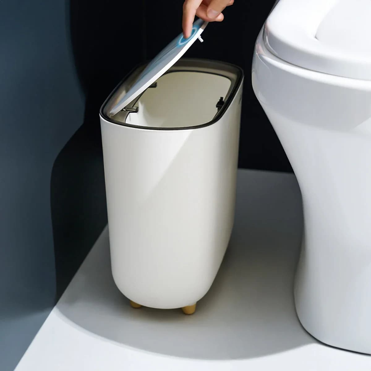 Bidone della spazzatura stretto Bagno Piccolo spazio Pressa Coperchio Bidone della spazzatura con piano oscillante Bidone della spazzatura da cucina per l'home office