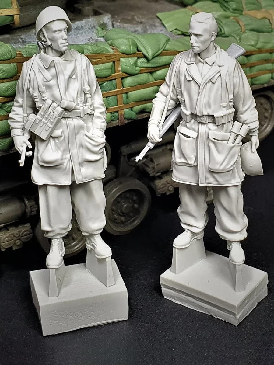 Kit di figure modello in resina 1/35 GK, due persone, senza auto, tema militare, smontato e non verniciato