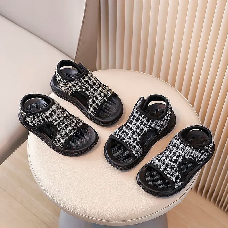 Scarpe da spiaggia per ragazze 2025 Brand New Summer Kids Sandali da principessa Punta aperta Suola in gomma classica Antiscivolo Morbida e traspirante Moda