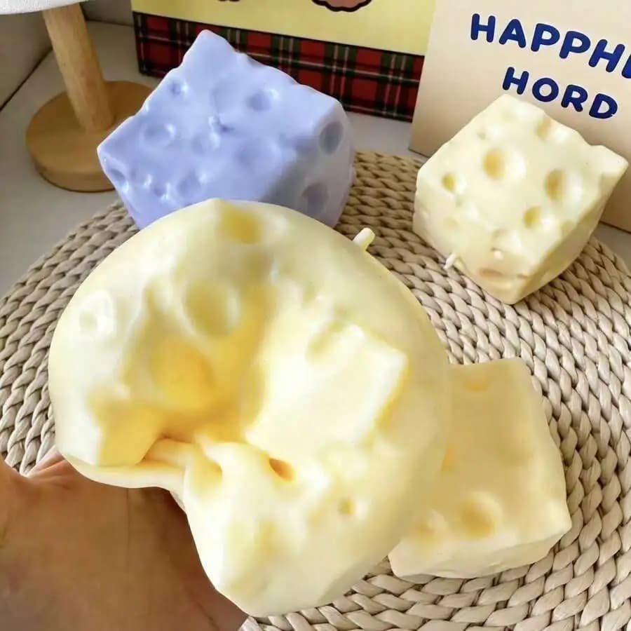 Giocattolo morbido a forma di formaggio cremoso giallo pallido, texture morbida come pasta con una gradevole fragranza di crema. Il design silenzioso e morbido offre un tocco rilassante.