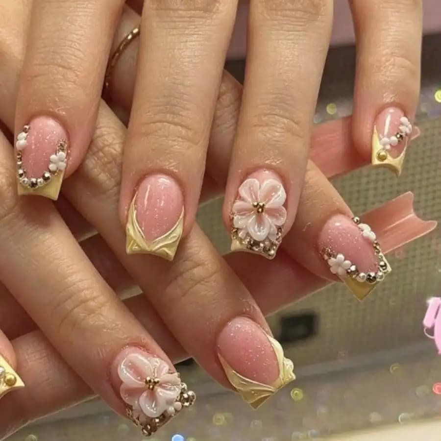 24 pieces of nail art, short fake nails with floral decorations in european and american style, diamond effect and french.