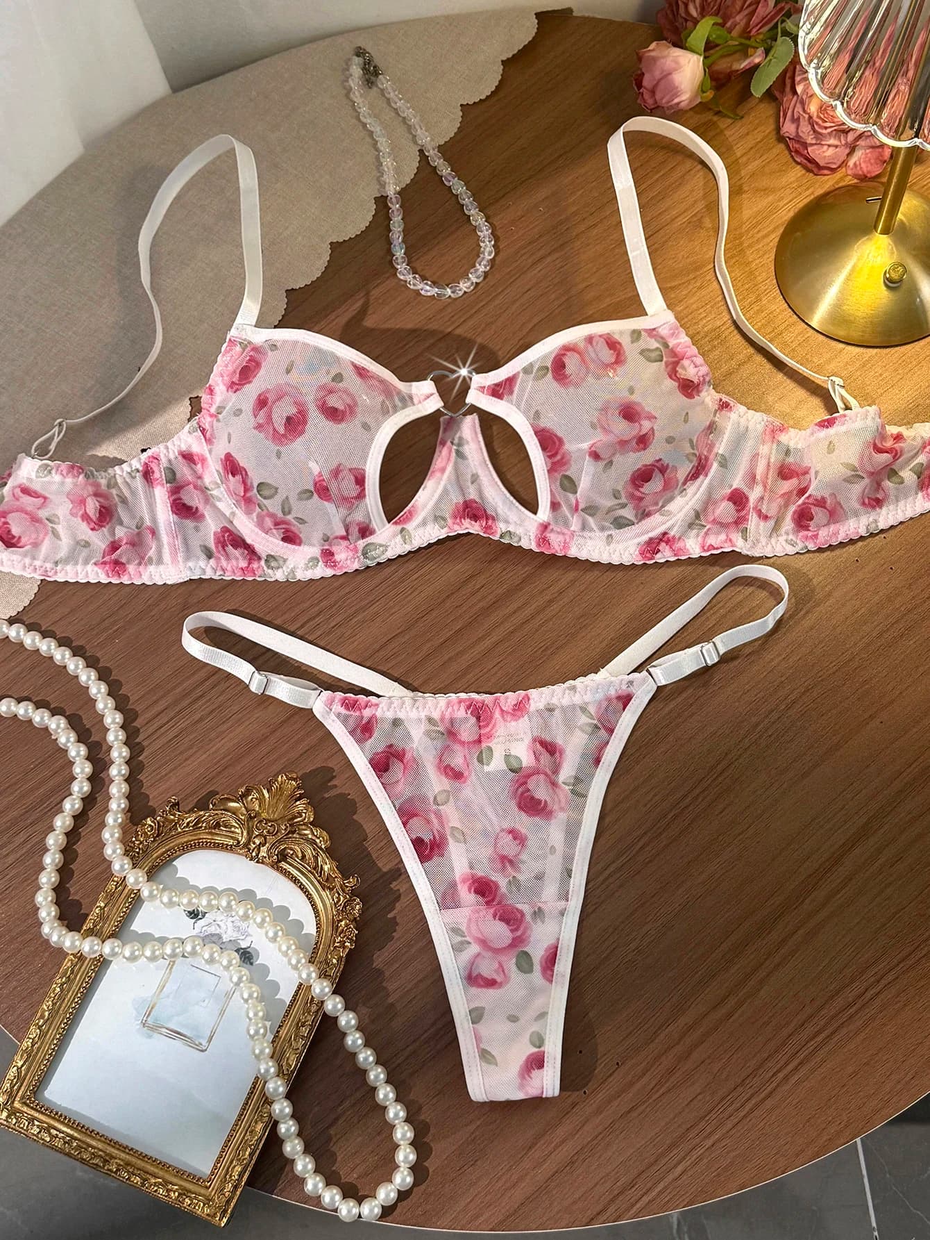 Set di Lingerie in Tulle Trasparente con Stampa di Rose Rosa in Stile Romantico Francese, Reggiseno con Ferretto e Perizoma con Taglio a Cuore