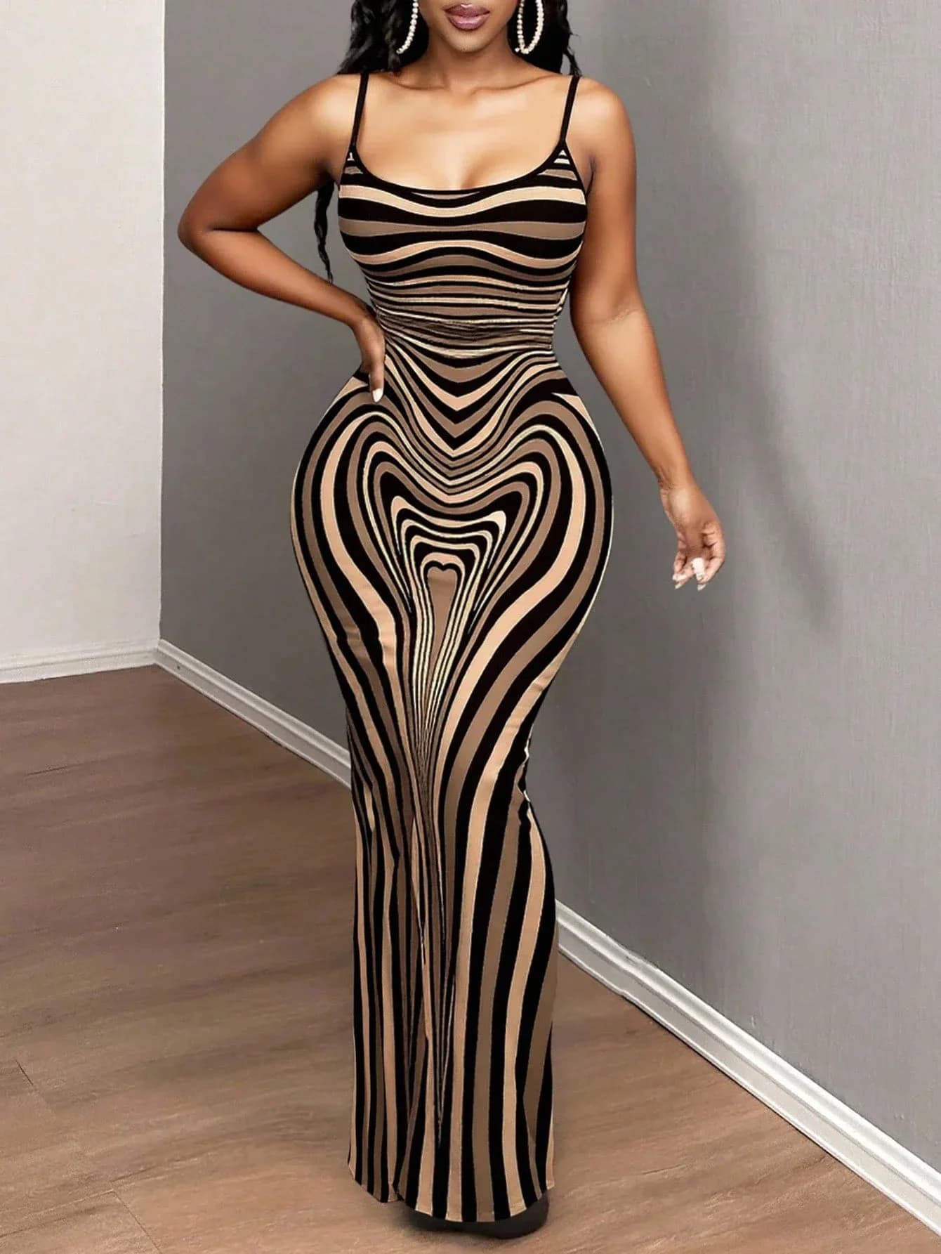 Abito lungo aderente con strisce ottiche nere e beige per donna
